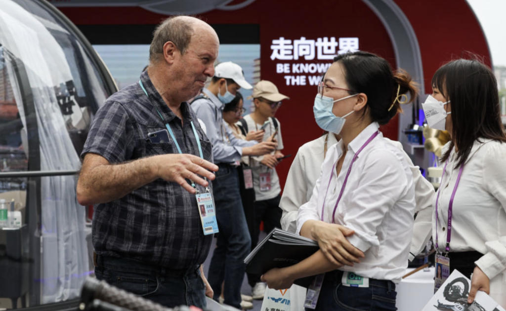 多维表格助力广交会:从扫码选款到自动邮件跟进的自动化